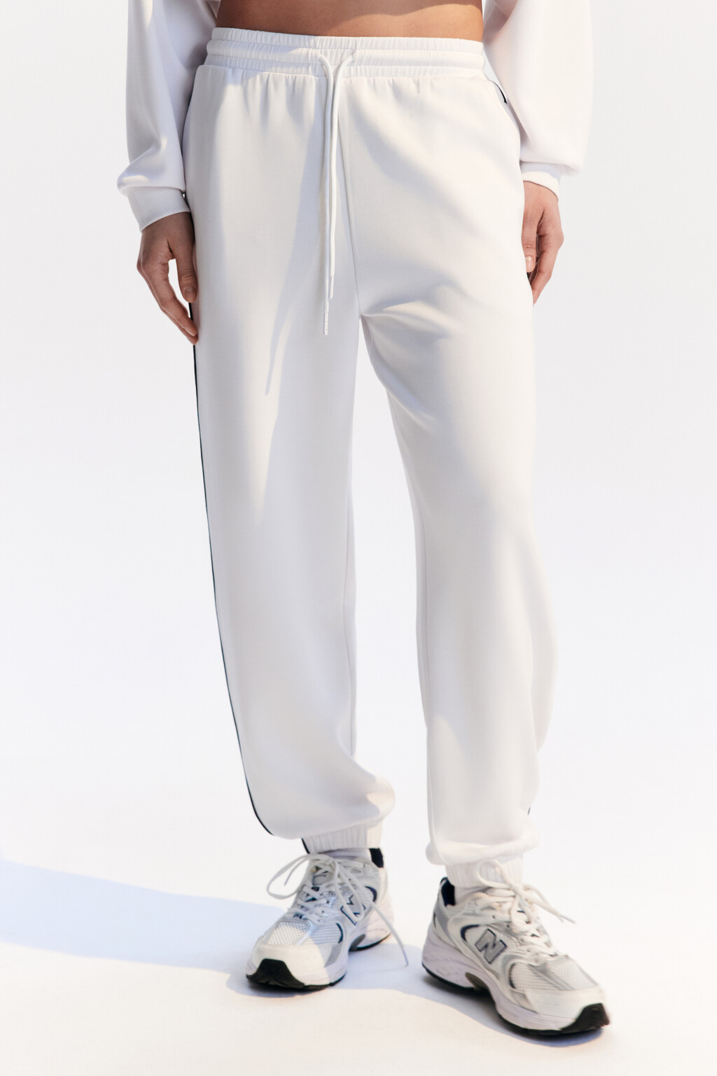 Брюки-джоггеры спортивные с лампасами - цвет ванильный - 2