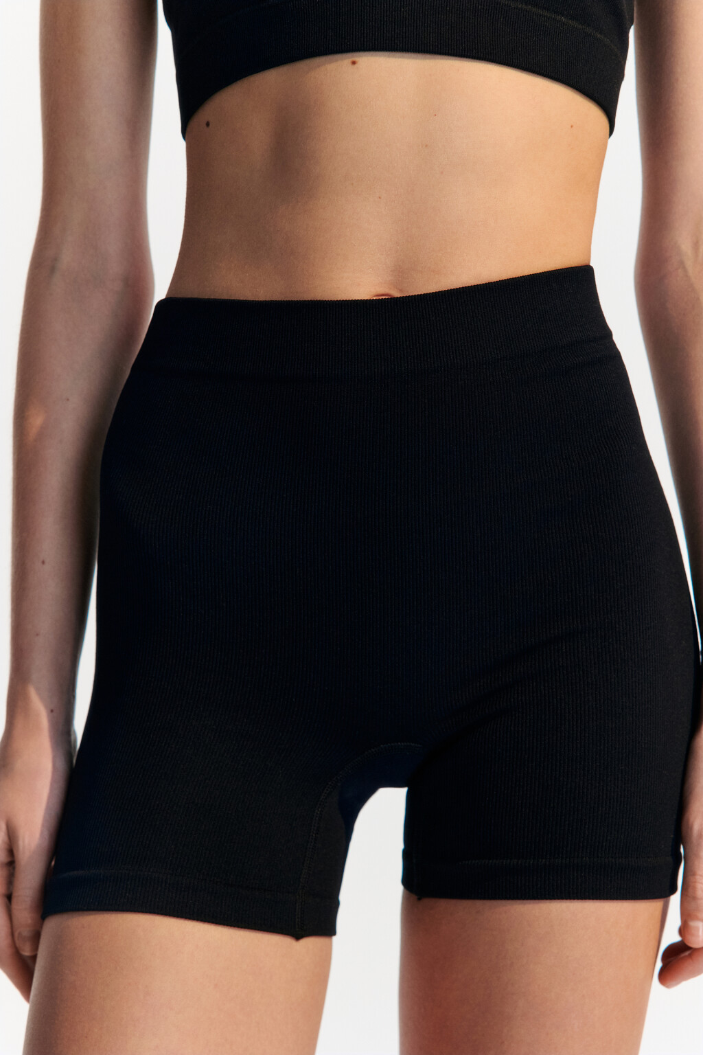 Шорты-велосипедки спортивные в рубчик - цвет черный - 5