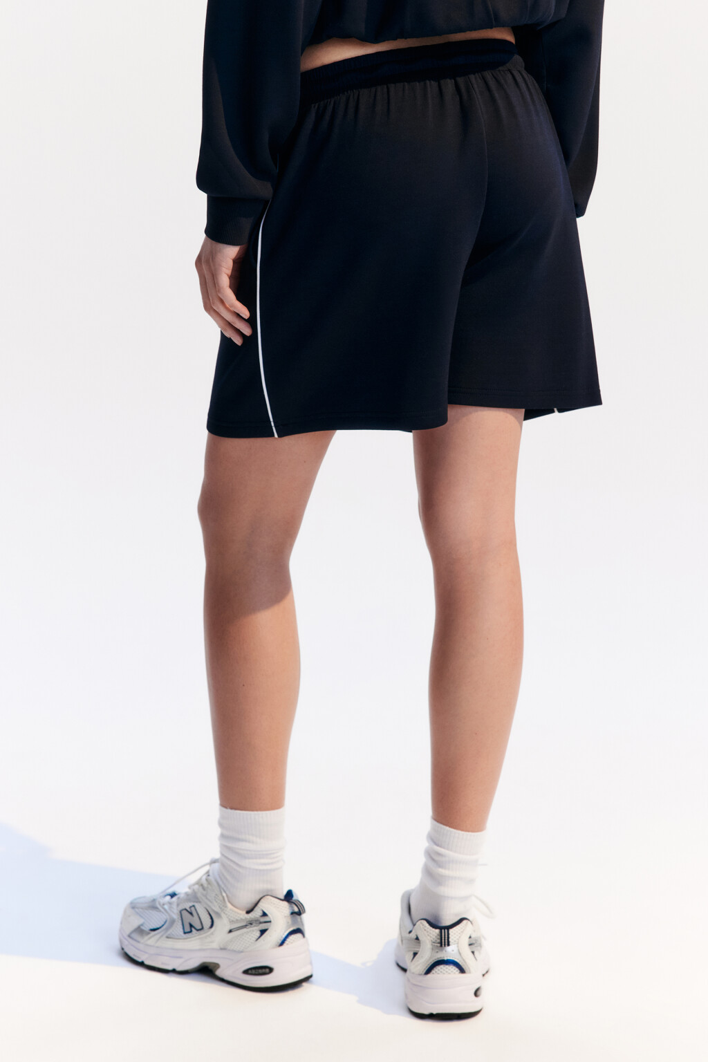 Шорты спортивные с лампасами - цвет черный - 4