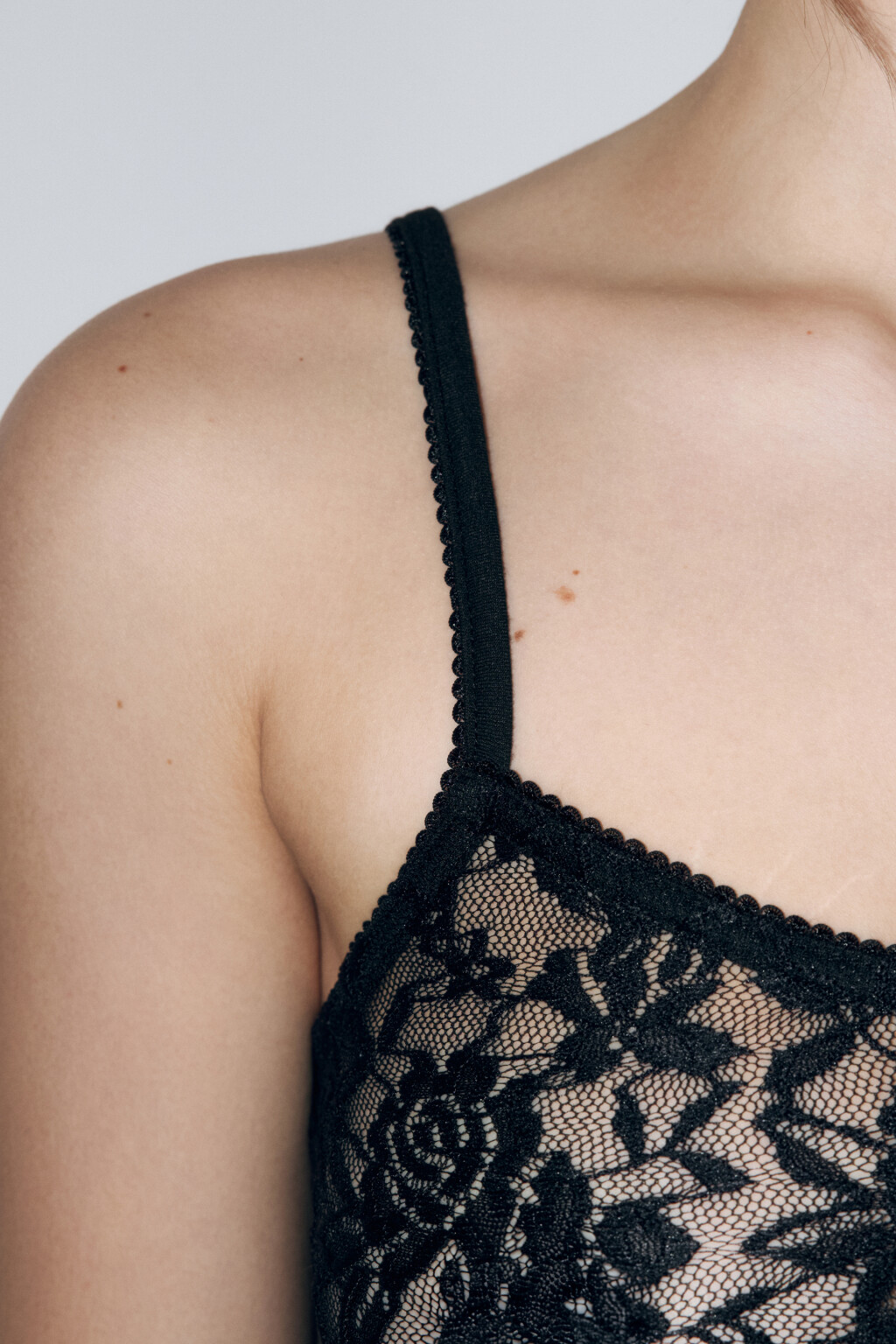 Майка домашняя кружевная на бретельках - цвет черный - 5