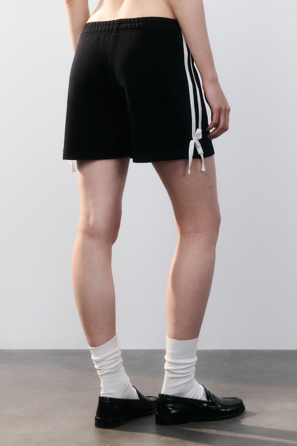 Шорты трикотажные с лампасами - цвет черный - 3