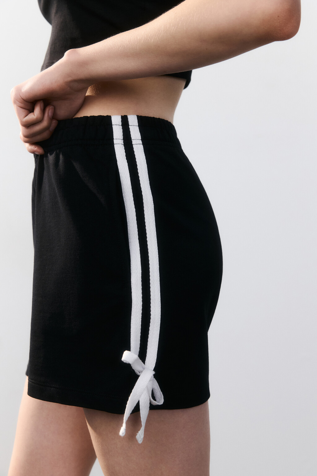 Шорты трикотажные с лампасами - цвет черный - 6