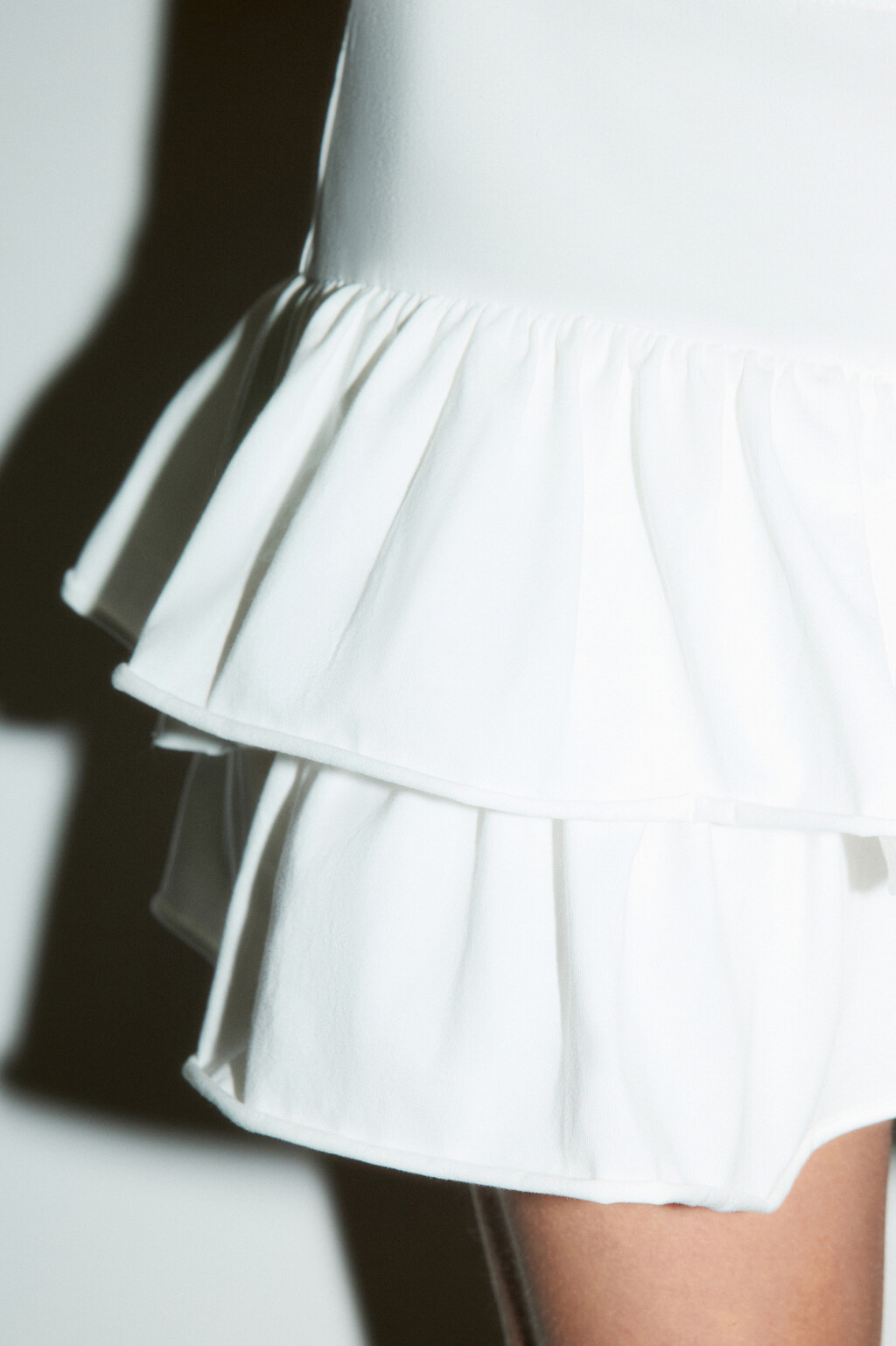 Юбка мини трикотажная с воланами - цвет белый - 6