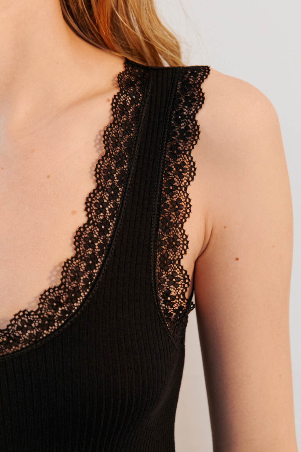 Платье-майка мини в рубчик с кружевом - цвет черный - 5