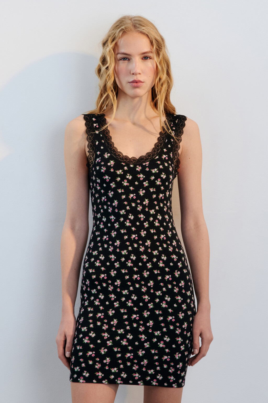 Платье-майка мини в рубчик с кружевом - цвет черный - 2