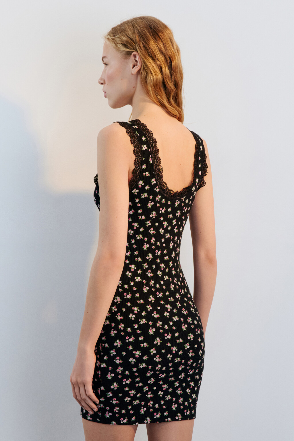 Платье-майка мини в рубчик с кружевом - цвет черный - 3