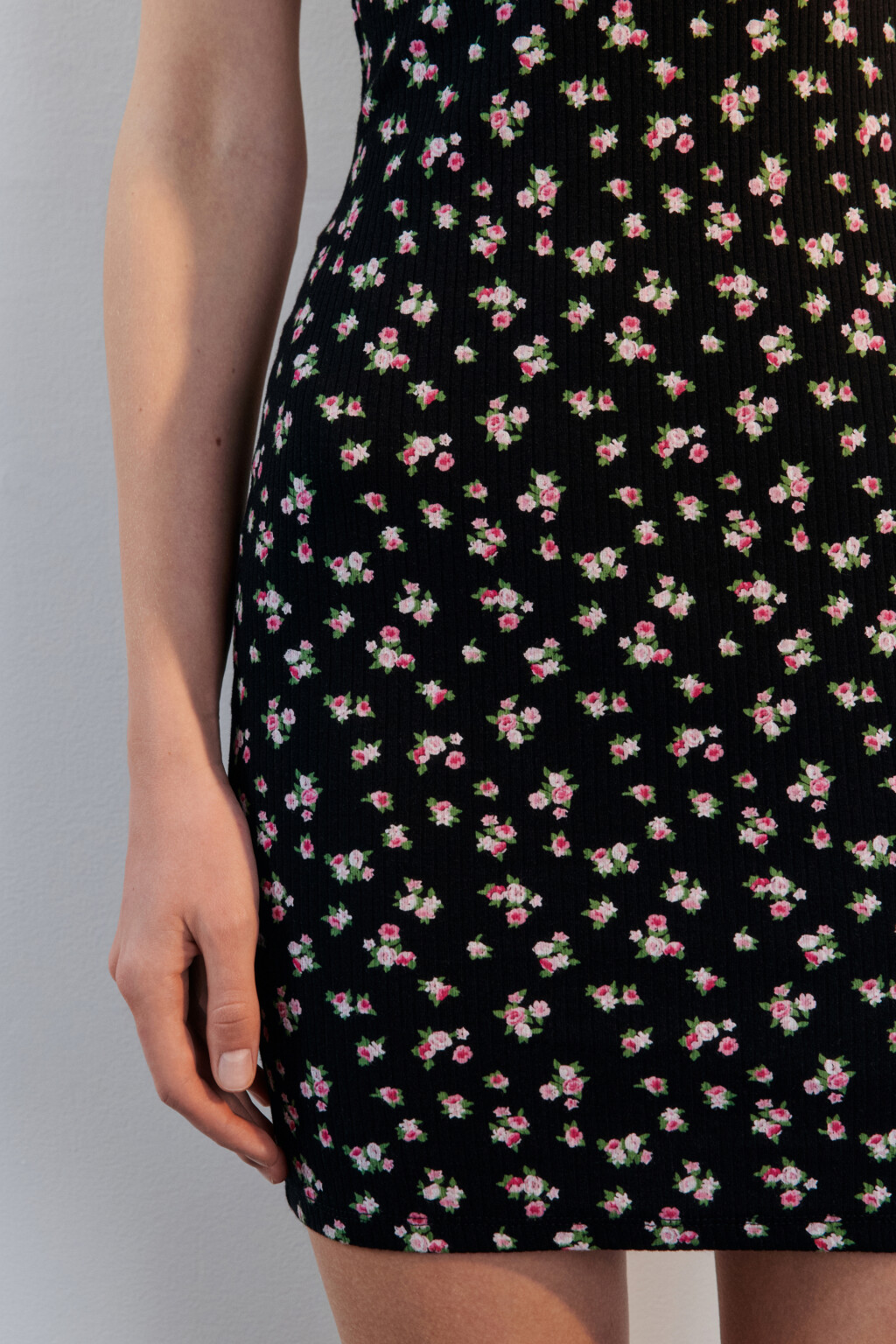 Платье-майка мини в рубчик с кружевом - цвет черный - 5