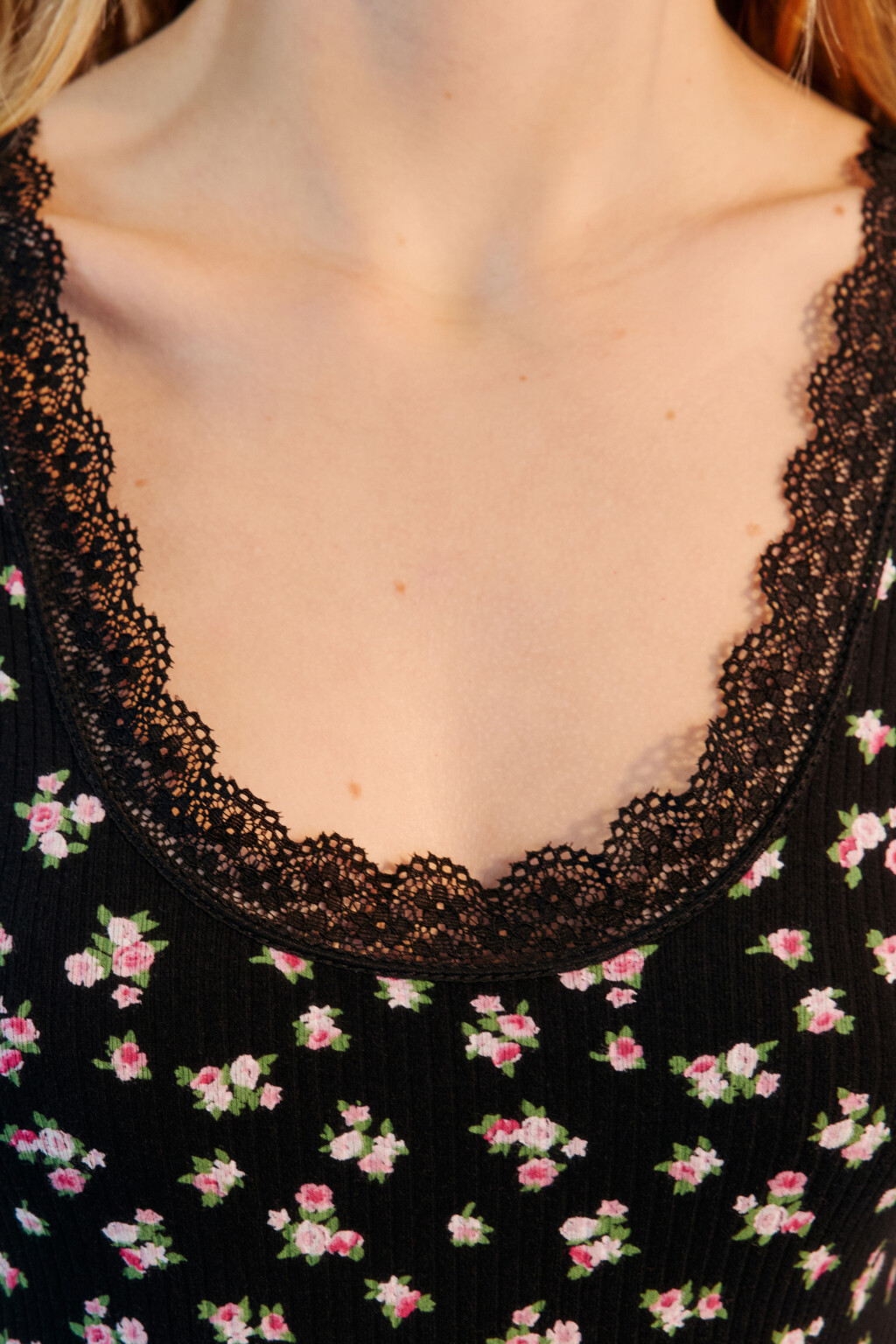 Платье-майка мини в рубчик с кружевом - цвет черный - 6