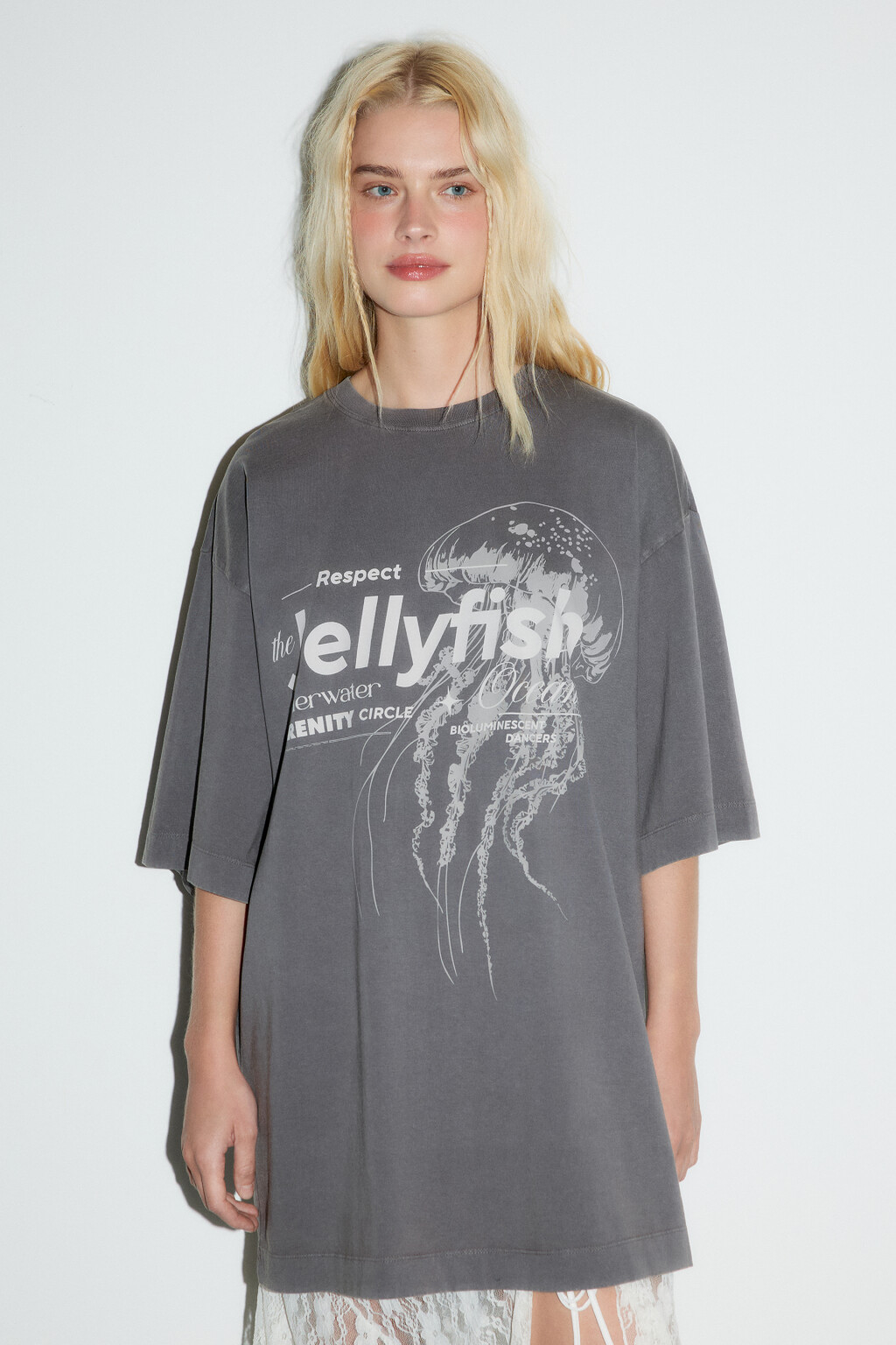 Платье-футболка oversize вареное с принтом - цвет серый - 2