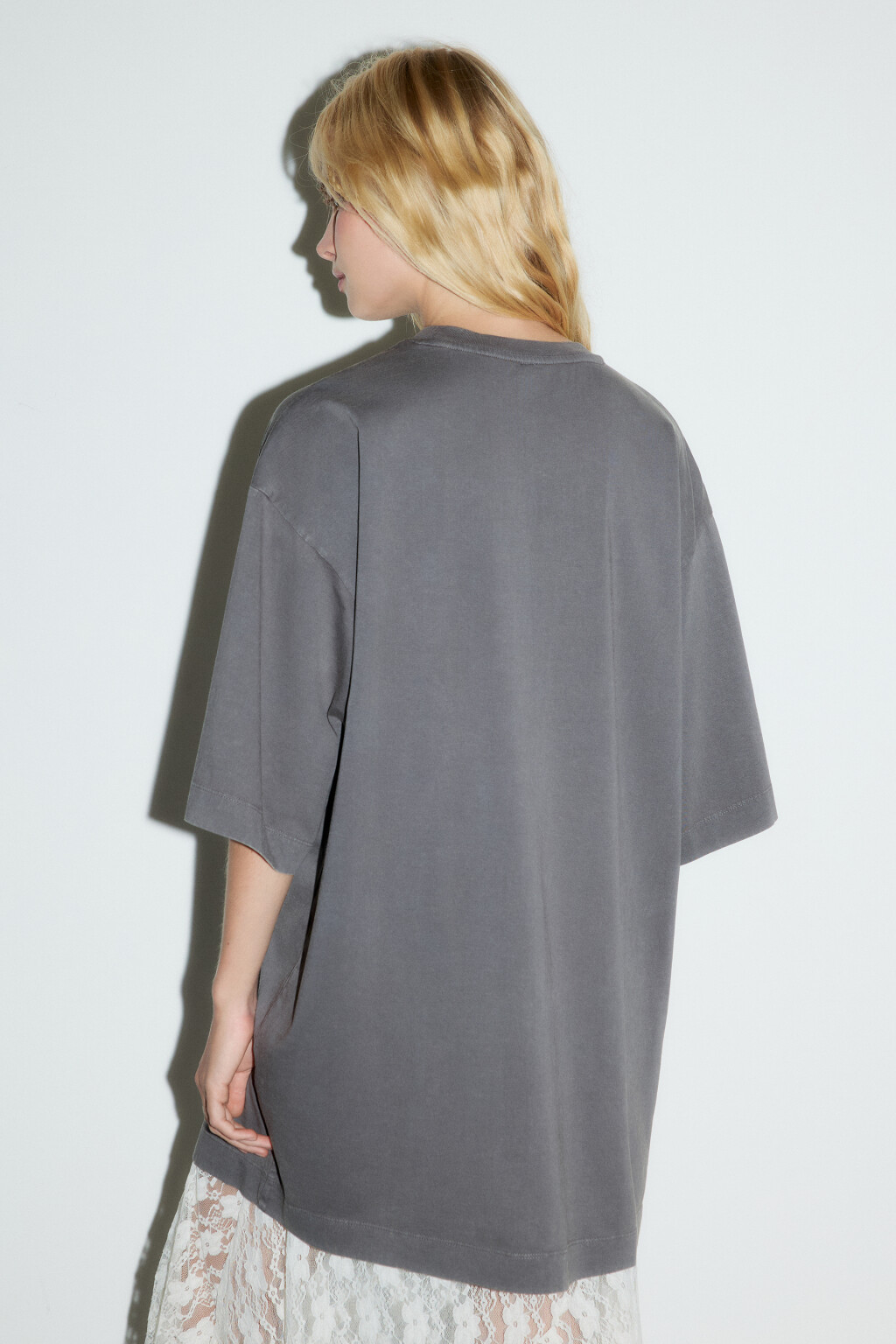 Платье-футболка oversize вареное с принтом - цвет серый - 3