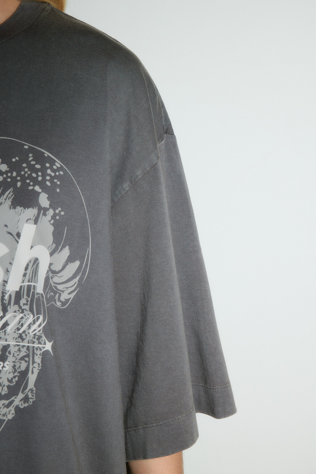 Платье-футболка oversize вареное с принтом - цвет серый - 6