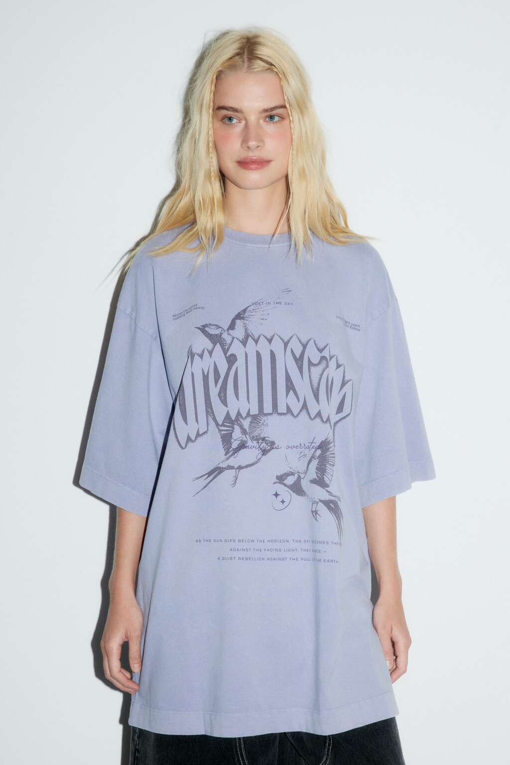 Платье-футболка oversize вареное с принтом - цвет фиолетовый - 2