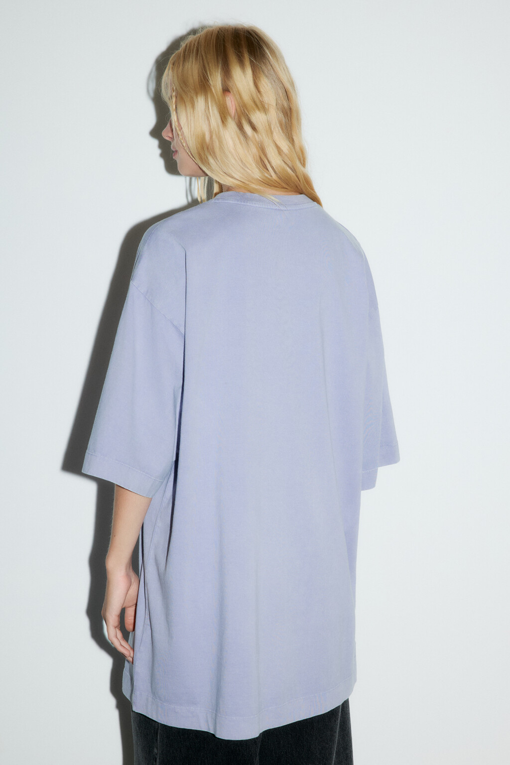 Платье-футболка oversize вареное с принтом - цвет фиолетовый - 3