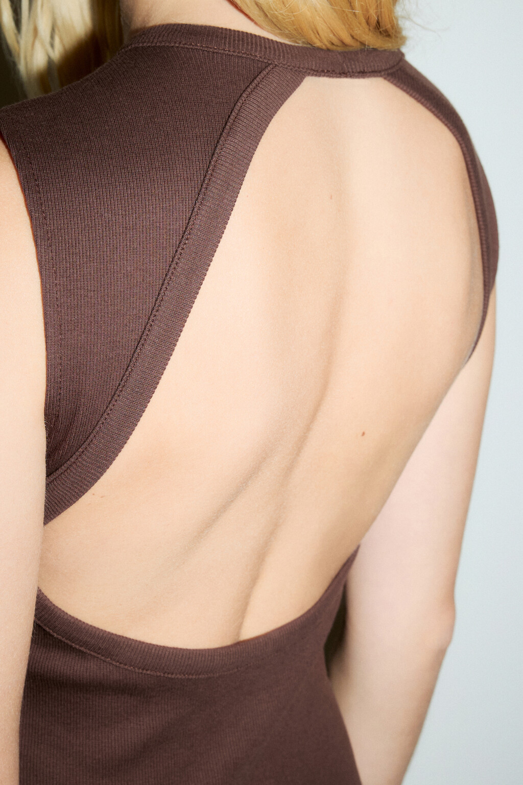 Платье-майка в рубчик с вырезом на спине - цвет коричневый - 5