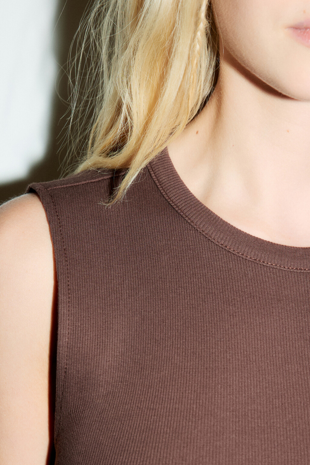 Платье-майка в рубчик с вырезом на спине - цвет коричневый - 6