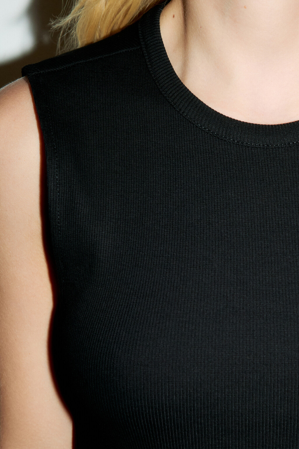 Платье-майка в рубчик с вырезом на спине - цвет черный - 5