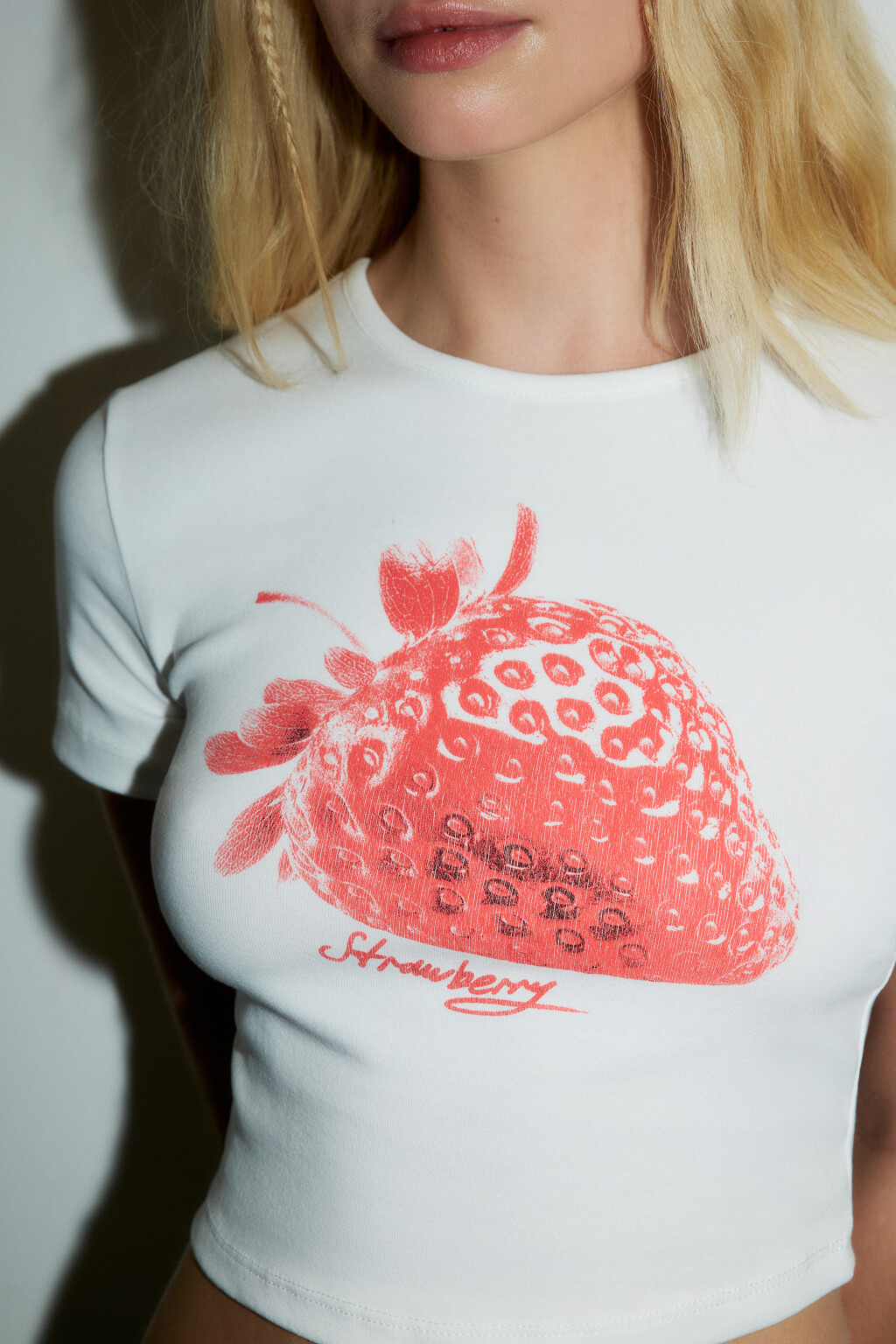 Футболка-топ укороченная с принтом - цвет белый - 5