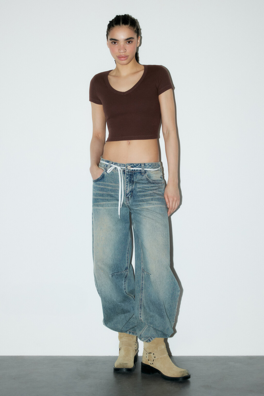 Футболка-топ в рубчик с V-вырезом - цвет коричневый - 4