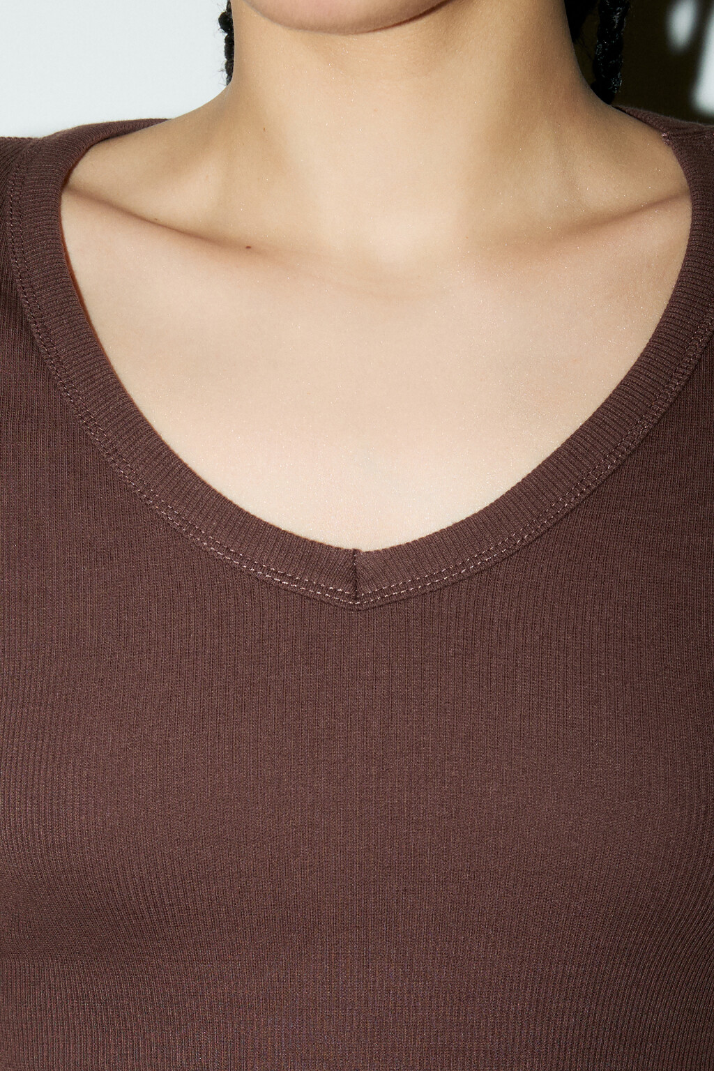 Футболка-топ в рубчик с V-вырезом - цвет коричневый - 5