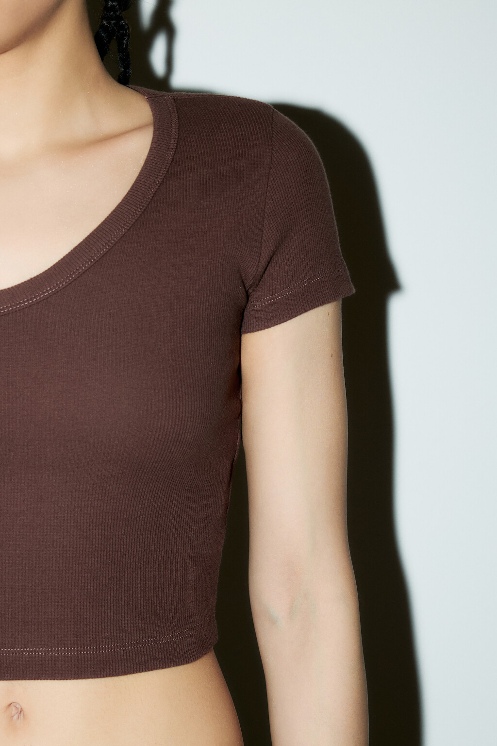 Футболка-топ в рубчик с V-вырезом - цвет коричневый - 6