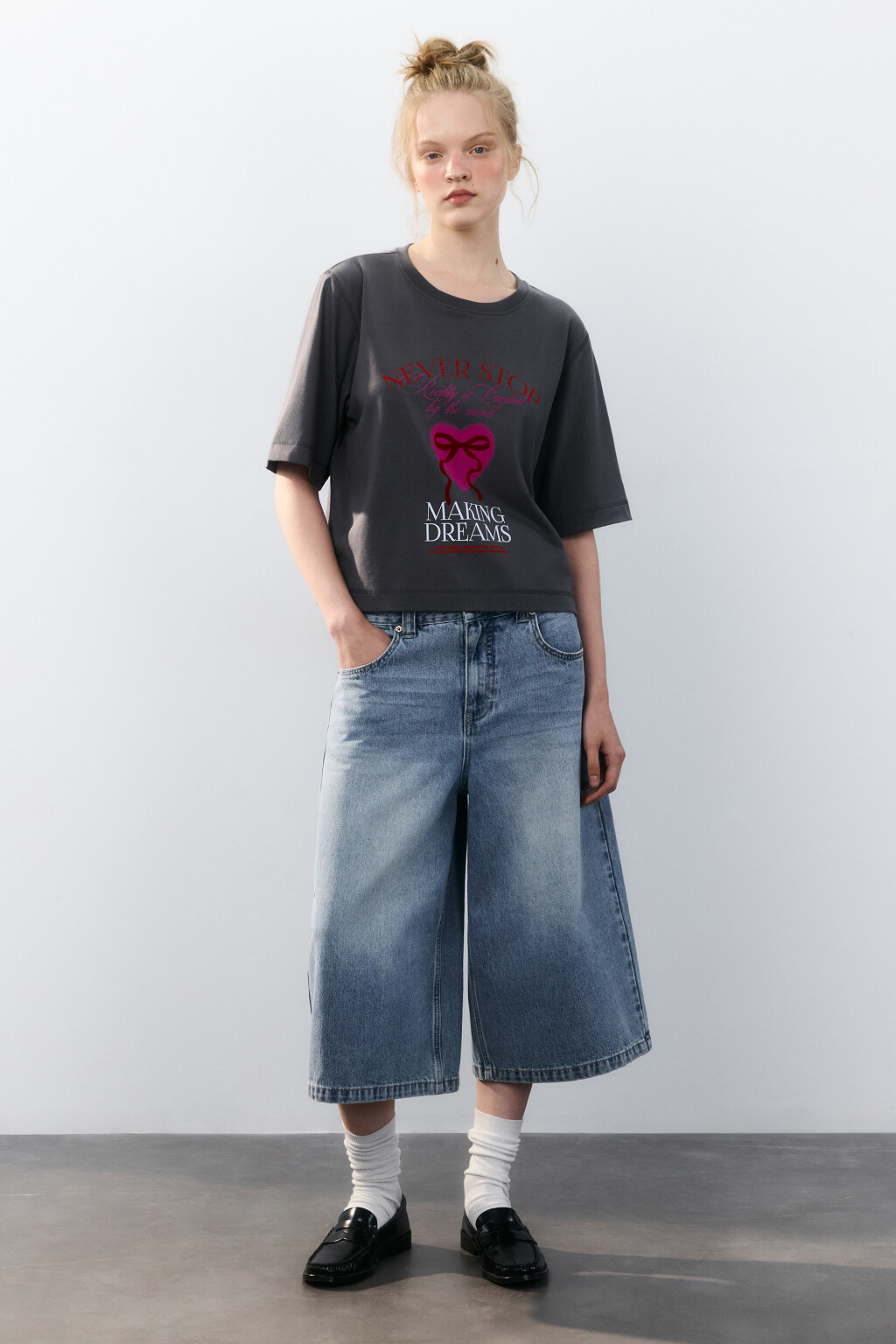 Футболка oversize укороченная с принтом - цвет серый - 4