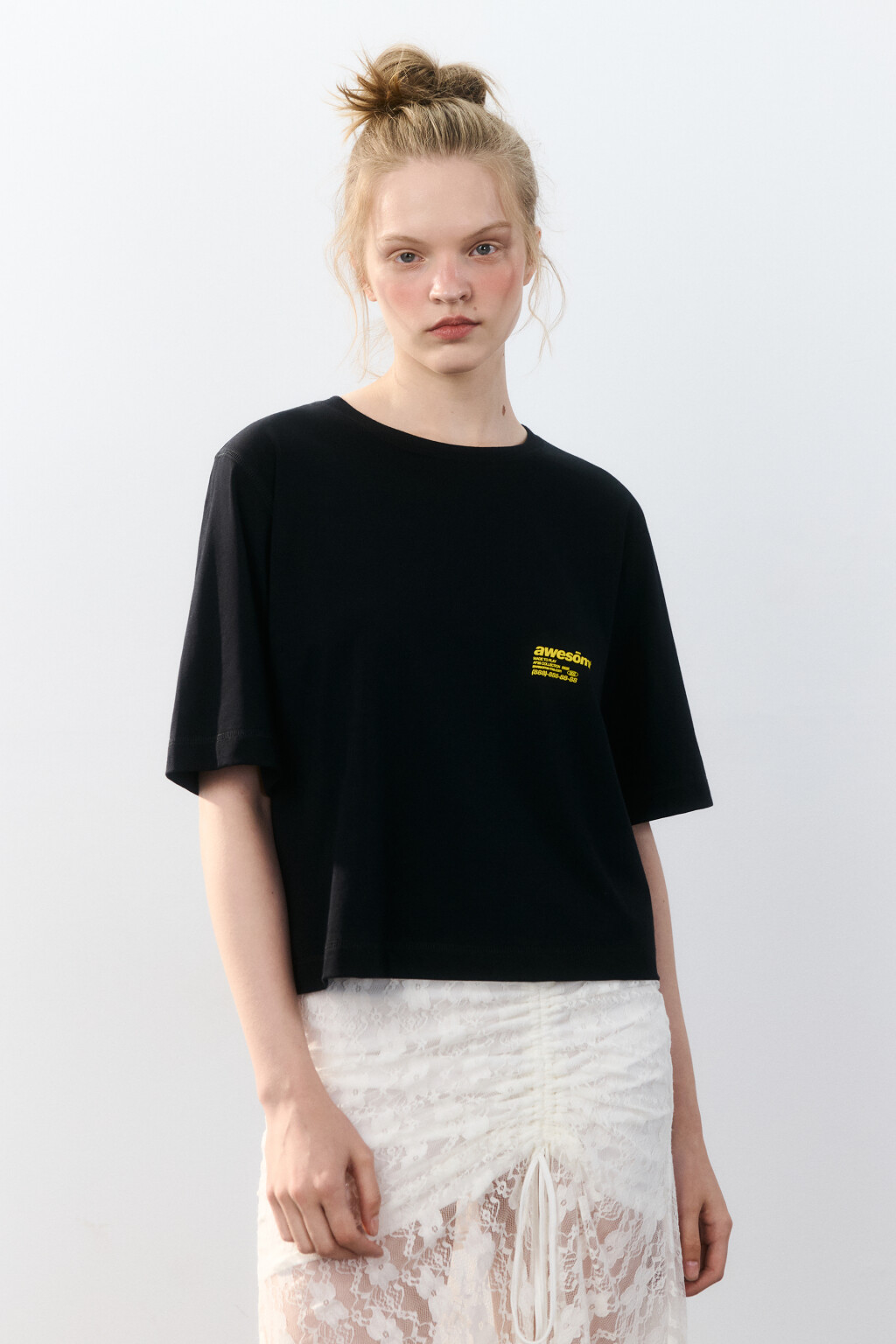 Футболка oversize укороченная с принтом - цвет черный - 2