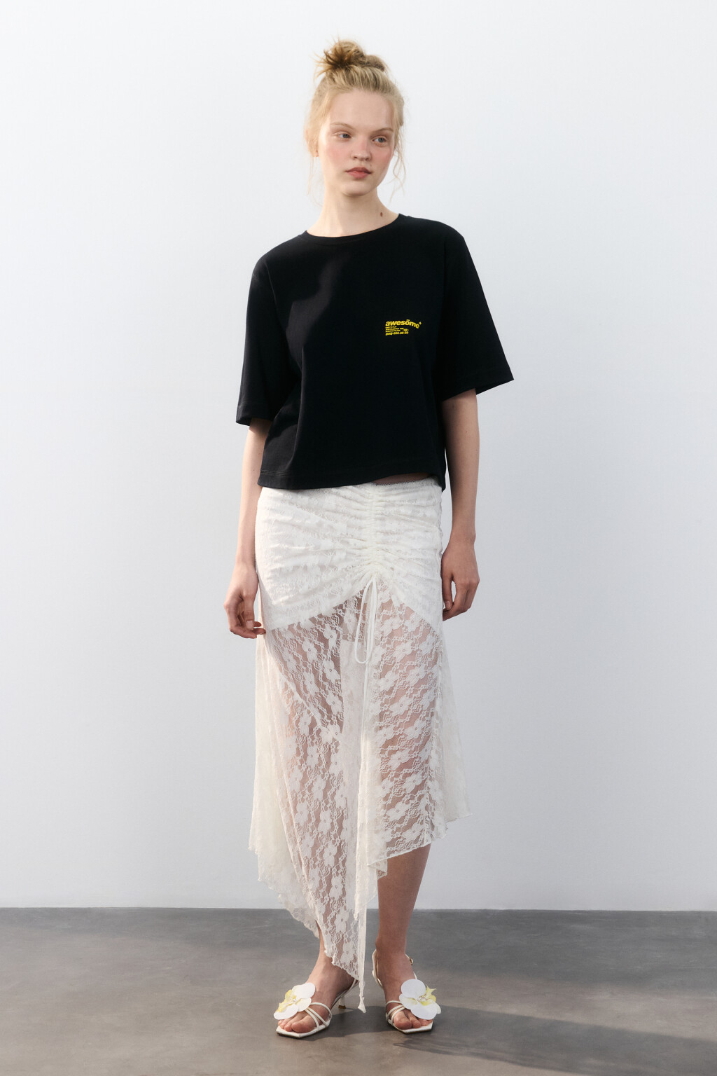 Футболка oversize укороченная с принтом - цвет черный - 4