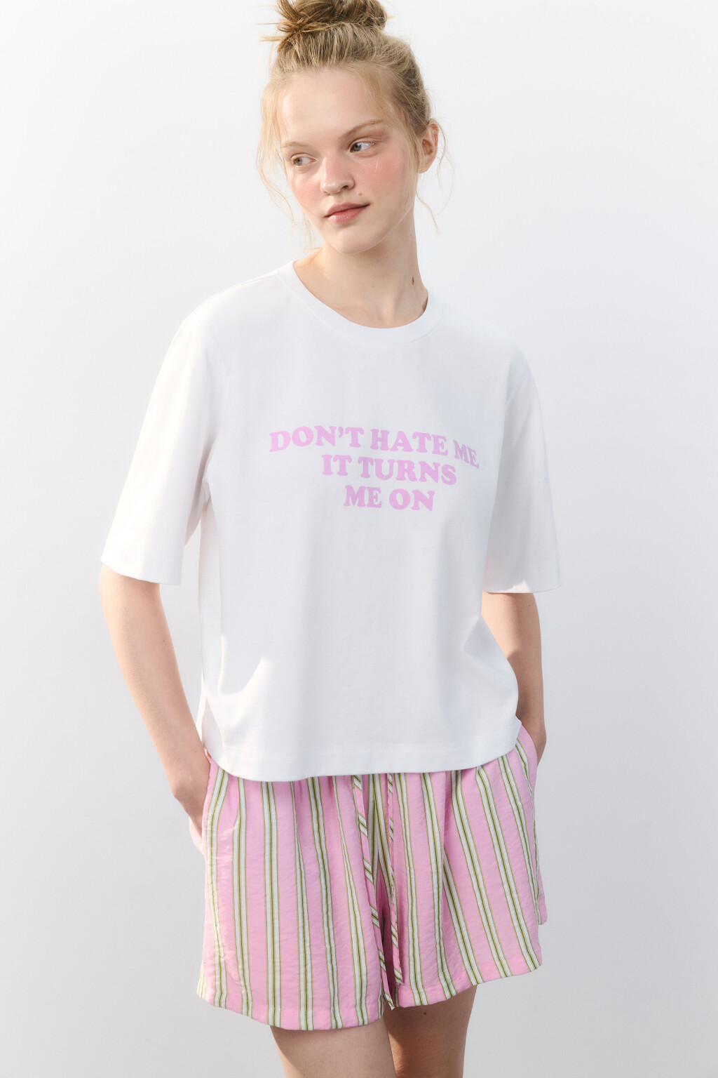 Футболка oversize укороченная с принтом - цвет белый - 1