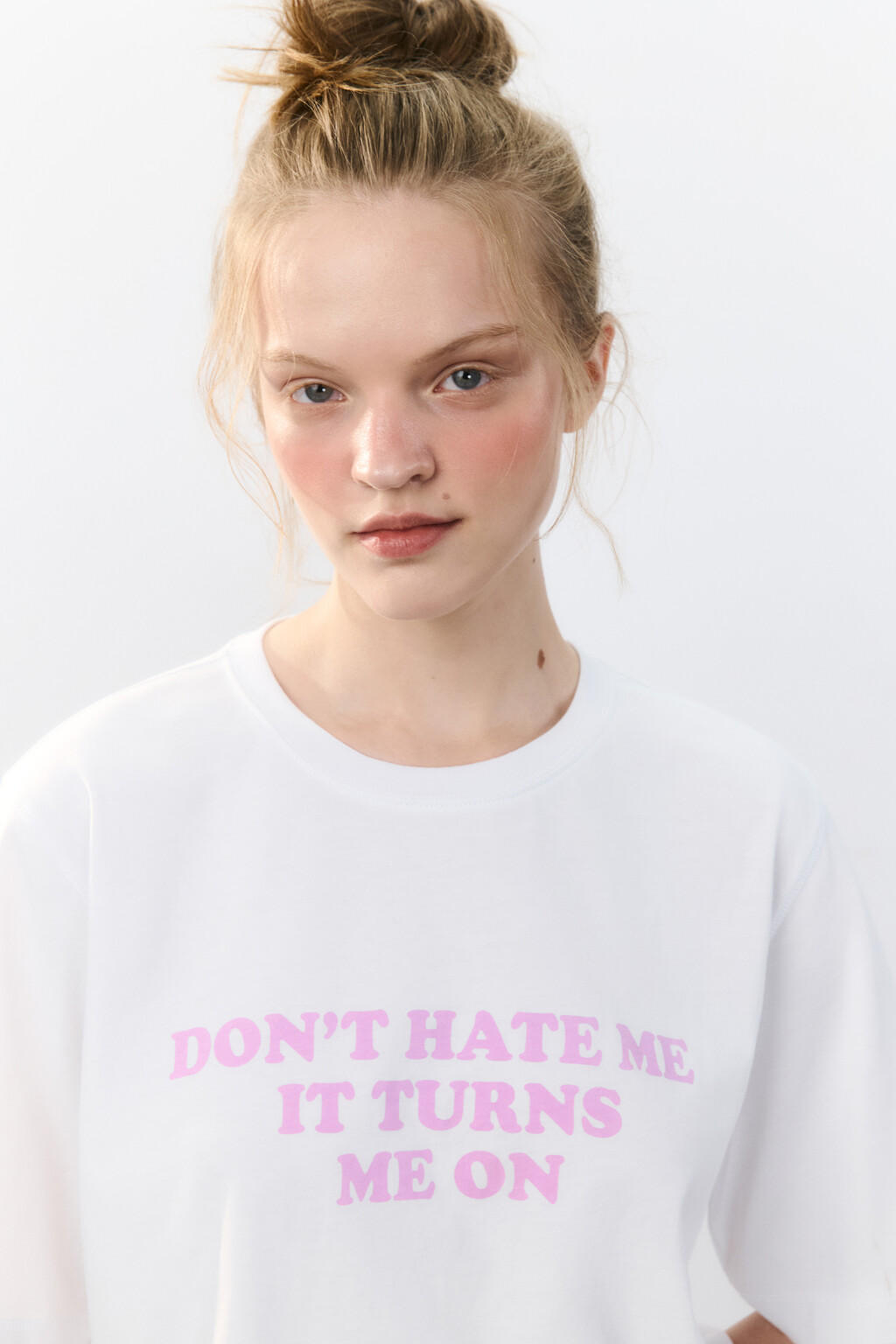 Футболка oversize укороченная с принтом - цвет белый - 2