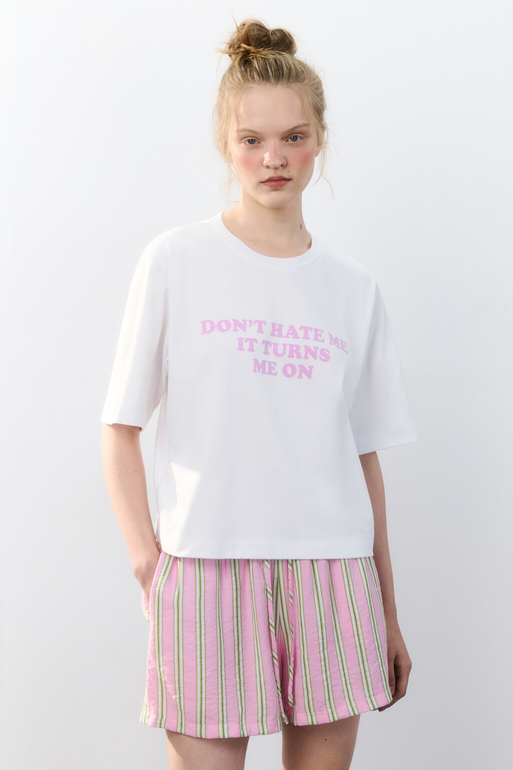 Футболка oversize укороченная с принтом - цвет белый - 3