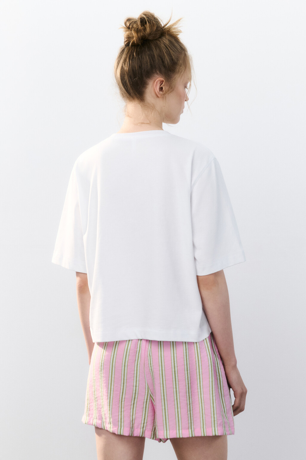 Футболка oversize укороченная с принтом - цвет белый - 4