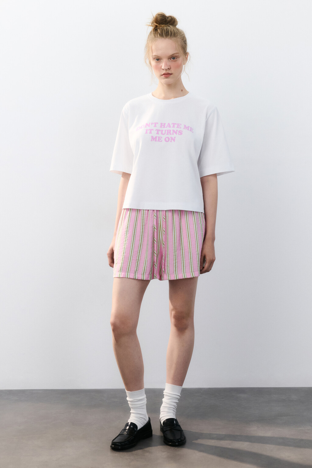 Футболка oversize укороченная с принтом - цвет белый - 5