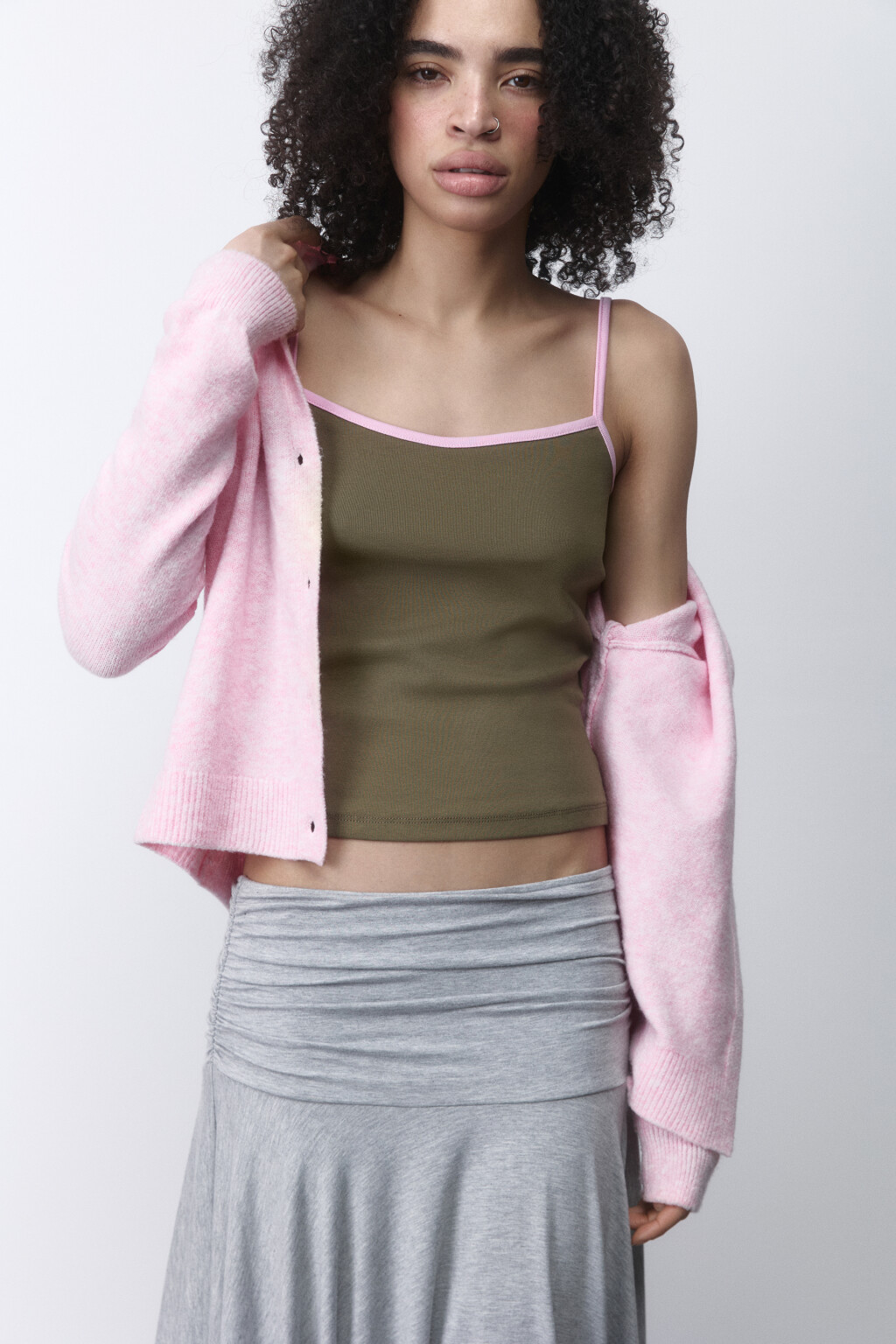 Майка облегающая с контрастными бретельками - цвет зеленый - 1