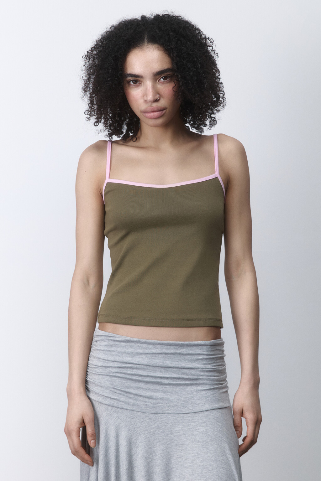 Майка облегающая с контрастными бретельками - цвет зеленый - 4