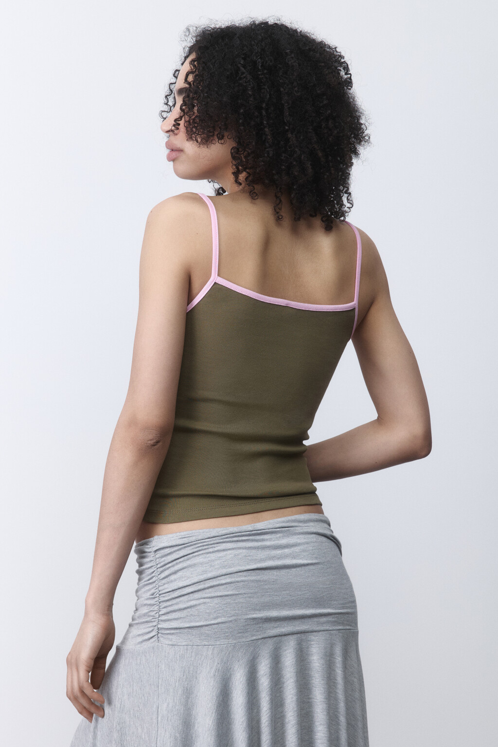 Майка облегающая с контрастными бретельками - цвет зеленый - 5