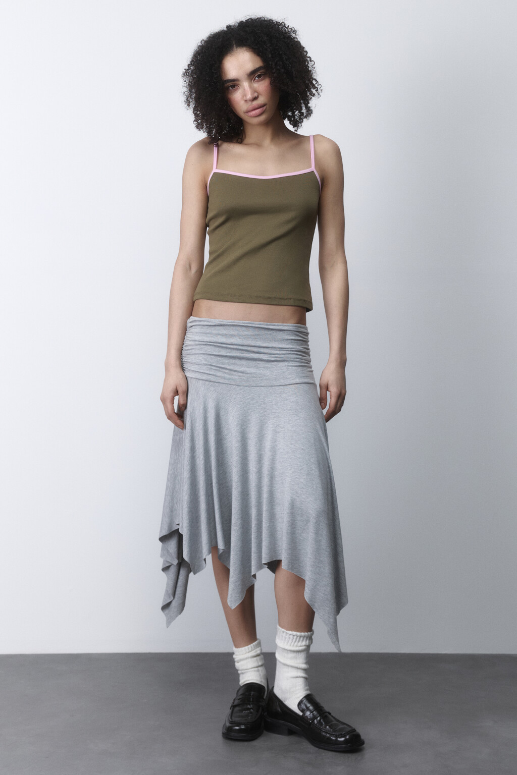 Майка облегающая с контрастными бретельками - цвет зеленый - 7