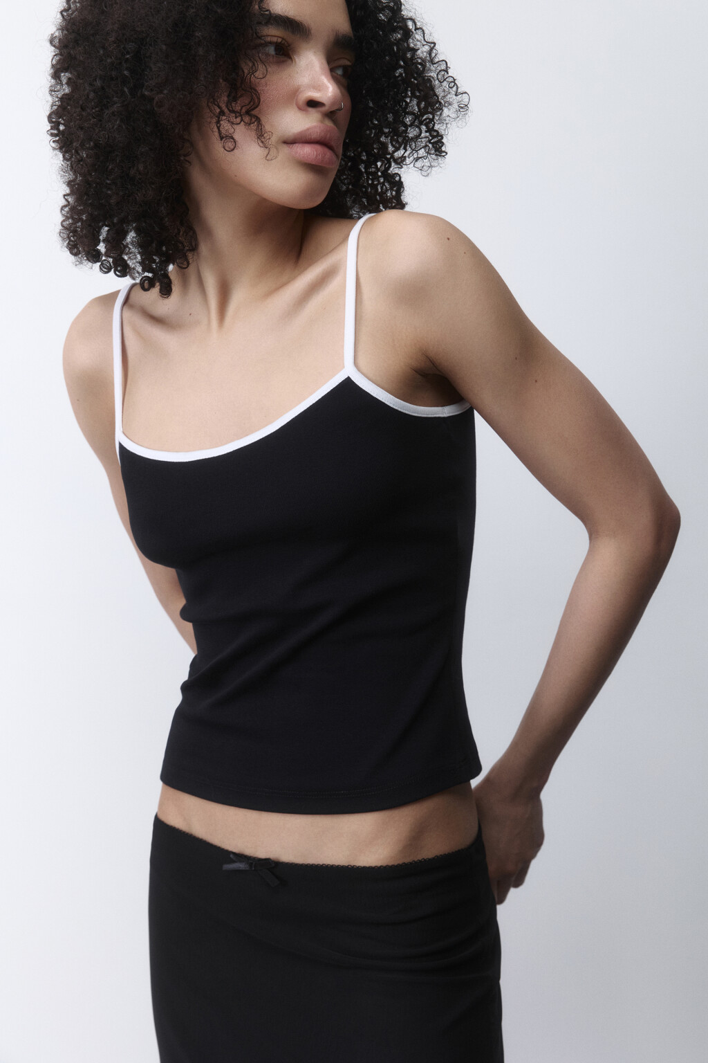 Майка облегающая с контрастными бретельками - цвет черный - 1