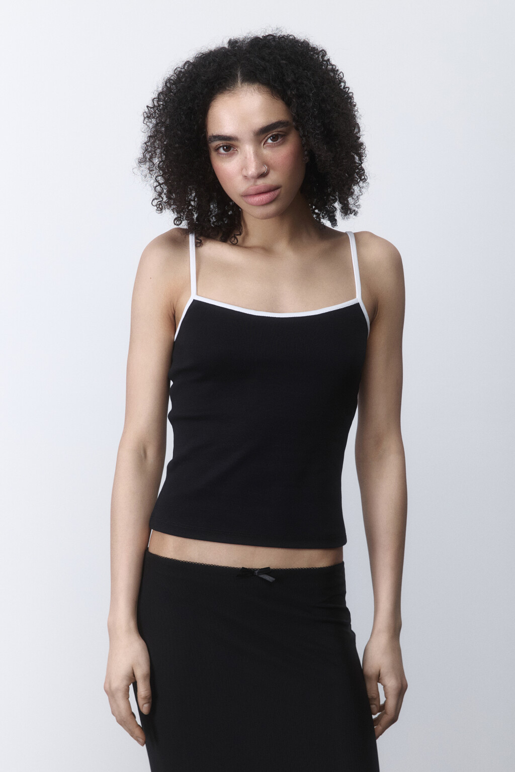Майка облегающая с контрастными бретельками - цвет черный - 2