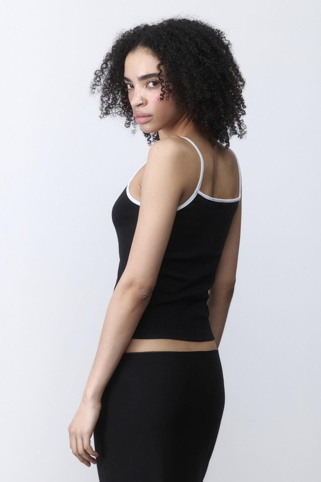 Майка облегающая с контрастными бретельками - цвет черный - 3