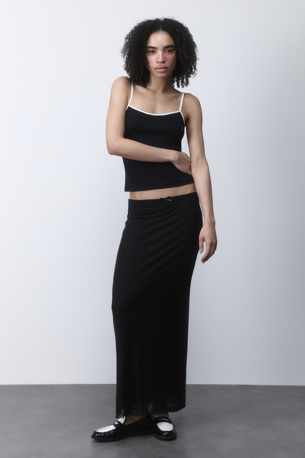 Майка облегающая с контрастными бретельками - цвет черный - 4