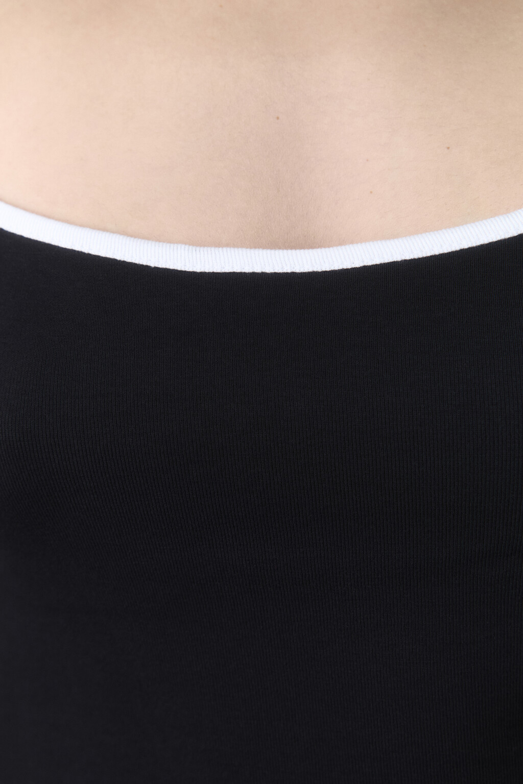 Майка облегающая с контрастными бретельками - цвет черный - 5