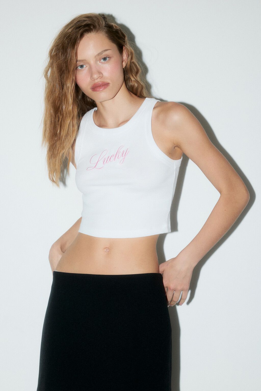 Майка в рубчик укороченная с надписью - цвет белый - 2