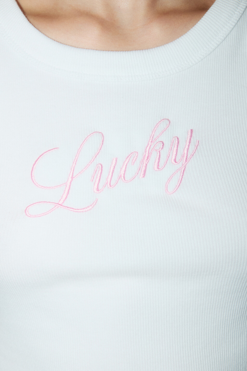 Майка в рубчик укороченная с надписью - цвет белый - 6