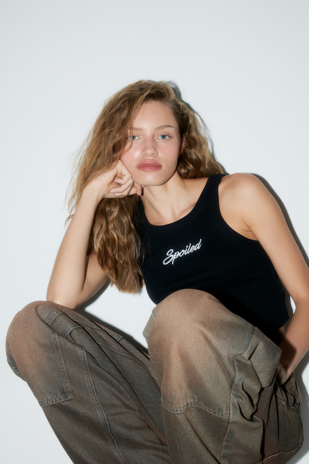 Майка в рубчик укороченная с надписью - цвет черный - 1