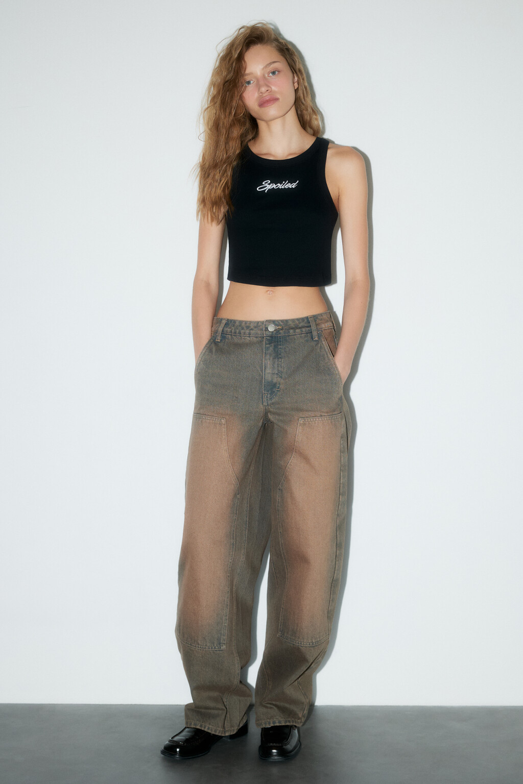 Майка в рубчик укороченная с надписью - цвет черный - 5