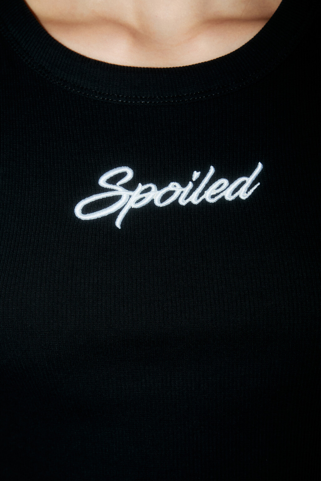 Майка в рубчик укороченная с надписью - цвет черный - 6