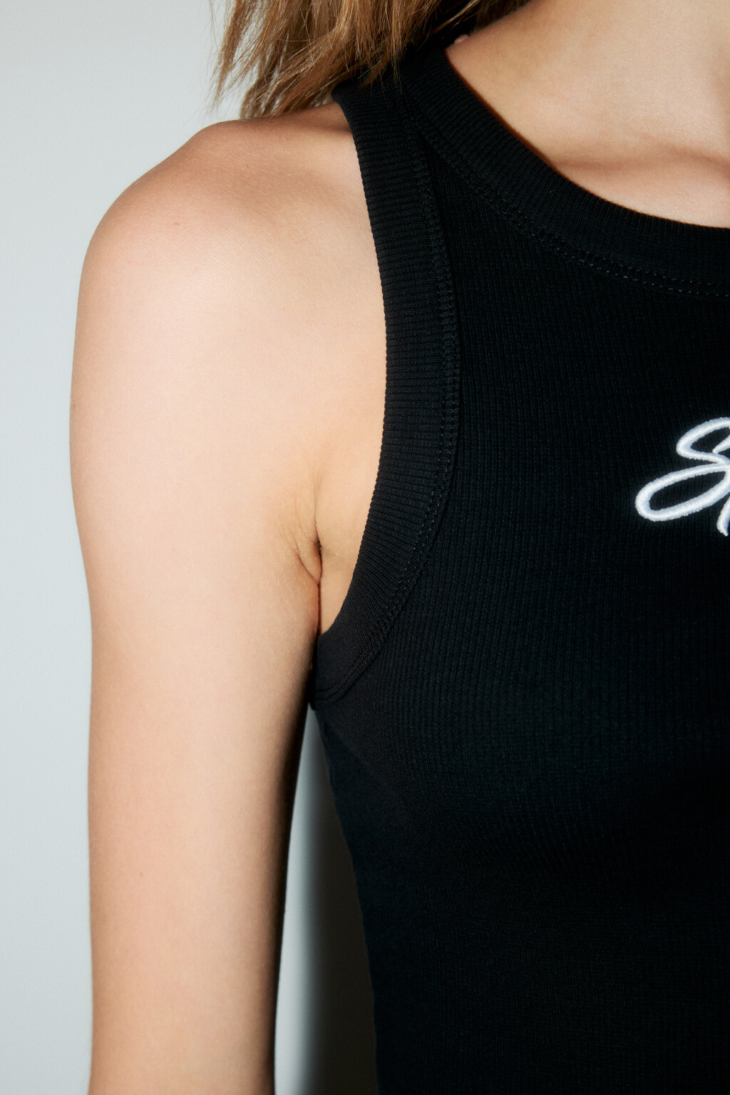 Майка в рубчик укороченная с надписью - цвет черный - 7