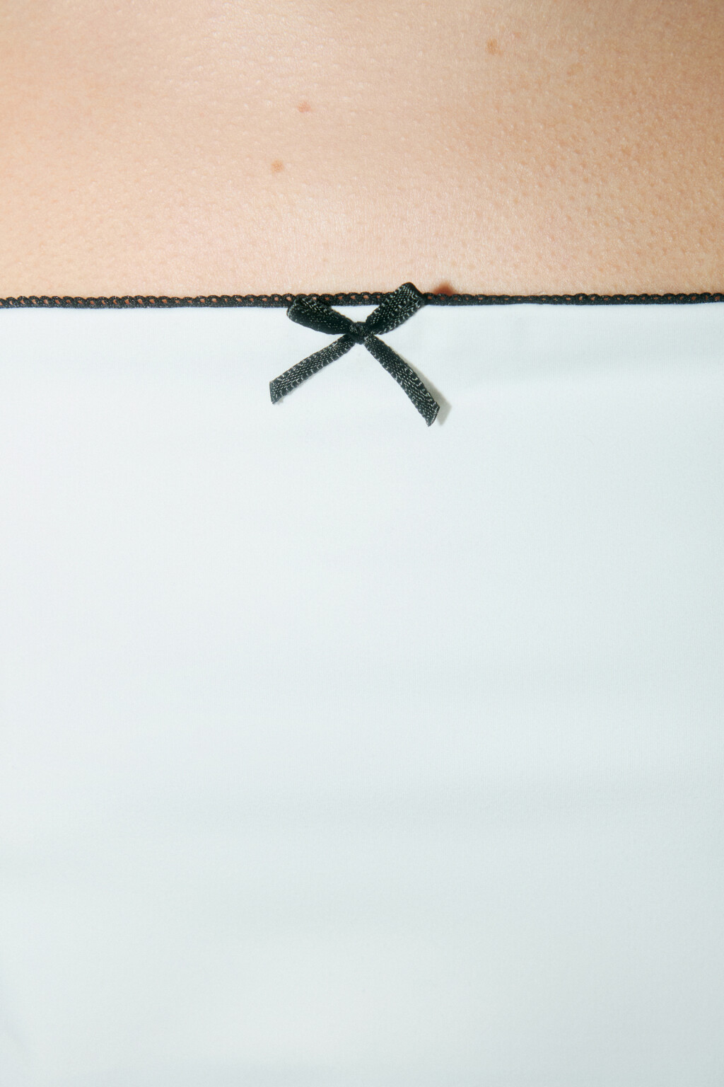 Топ-майка на тонких бретельках с бантиком - цвет белый - 6