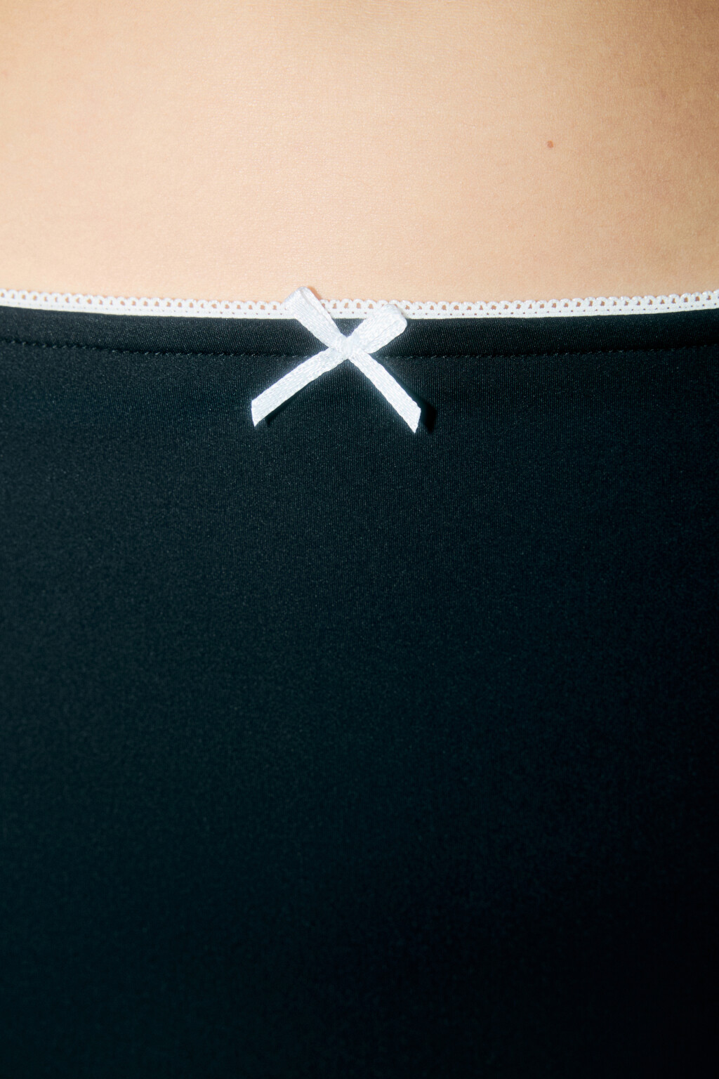 Топ-майка на тонких бретельках с бантиком - цвет черный - 5