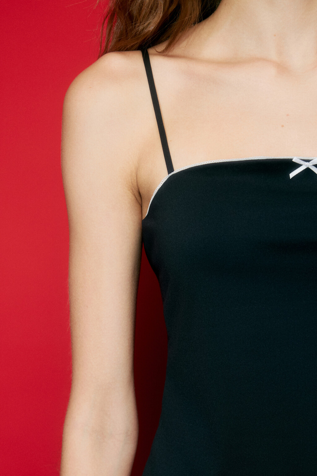 Топ-майка на тонких бретельках с бантиком - цвет черный - 6